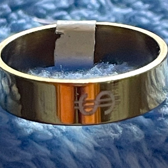 Gold coloured mens dollar $ ring, size 7-8 (19mm) (3 for $10 mix and match🔥🔥) - Picture 1 of 2